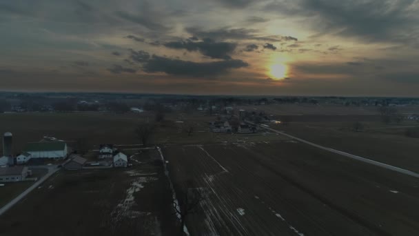 アーミッシュのファームの空撮土地嵐冬の日の夕暮れ時 ドローンで見られるように — ストック動画