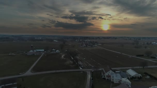 Widok Lotu Ptaka Amish Farm Ląduje Zachodzie Słońca Burzliwy Zimowy — Wideo stockowe