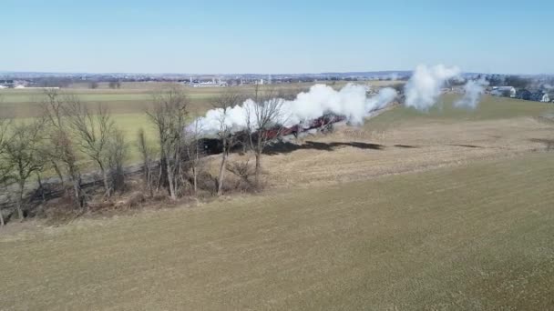 ストラスバーグ ペンシルベニア州 2019年 アマン派の田舎で見られる冬の日を通して息を切らし蒸気旅客列車の空撮 — ストック動画
