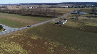 Bir buhar navlun ve güneşli bir kış gününde bir dron tarafından görüldüğü gibi yolcu Combo tren havadan görünümü