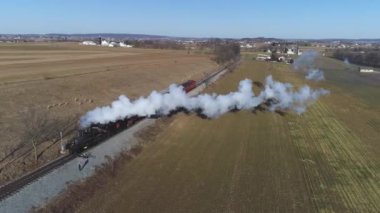 Strasburg Pennsylvania, Şubat 2019 - Buhar navlun ve güneşli bir kış gününde bir dron tarafından görüldüğü gibi yolcu Combo tren havadan görünümü
