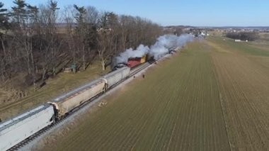 Strasburg Pennsylvania, Şubat 2019 - Buhar navlun ve güneşli bir kış gününde bir dron tarafından görüldüğü gibi yolcu Combo tren havadan görünümü