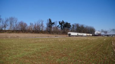 Buhar yük ve yolcu Combo tren güneşli bir kış gününde