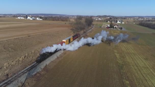宾夕法尼亚州斯特拉斯堡 2019年2月 空中视图的蒸汽货运和旅客组合列车看到的无人机在阳光明媚的冬季日 — 图库视频影像