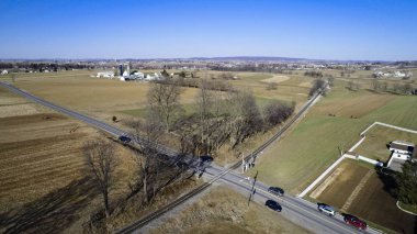 Demiryolu Rayları ile Amish tarım arazileri