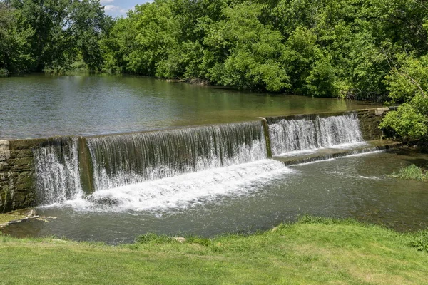 insan yapımı Şelalesi