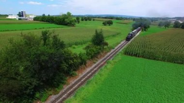 Strasburg, Pennsylvania, Ağustos 2017 - Amish Farmlands tarafından Steam Train olarak Drone tarafından görüldü