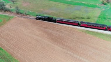 Strasburg, Pennsylvania, Nisan 2018 - Amish Farmlands tarafından Drone tarafından görülen bir Buharlı Trenin Havadan Görünümü