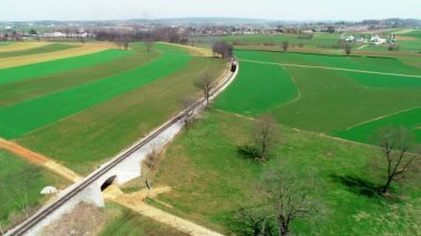 Strasburg, Pennsylvania, Nisan 2018 - Amish Farmlands tarafından Steam Train olarak Drone tarafından görüldü