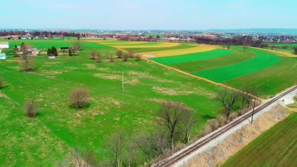 Flygfoto Tåg Spår Amish Jordbruksmark Som Ses Drone — Stockvideo