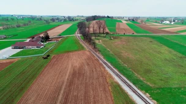 Flygfoto Tåg Spår Amish Jordbruksmark Som Ses Drone — Stockvideo