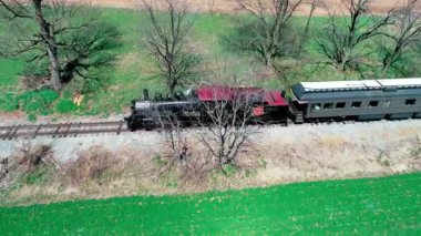 Strasburg, Pennsylvania, Nisan 2018 - Amish Farmlands tarafından Drone tarafından görülen bir Buharlı Trenin Havadan Görünümü