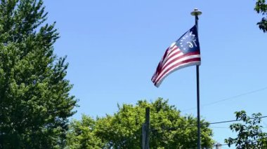 Bennington 76 Amerika Bayrağı Güneşli Bir Günde Rüzgarda Sallayarak