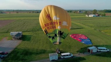 Kuş el, Pennsylvania, Mayıs 2019-bir drone tarafından seen bir rüzgar başlatmak için çalışıyor sıcak hava balonlar hava görünümü