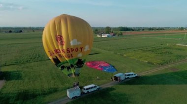 Kuş el, Pennsylvania, Mayıs 2019-bir drone tarafından seen bir rüzgar başlatmak için çalışıyor sıcak hava balonlar hava görünümü