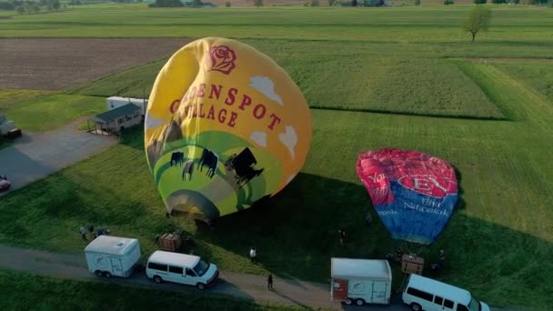 手の鳥 ペンシルベニア州 2019年5月 ドローンが見た風の中で打ち上げようとする熱気球の航空写真 — ストック動画