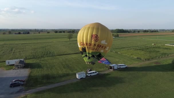 手の鳥 ペンシルベニア州 2019年5月 ドローンが見た風の中で打ち上げようとする熱気球の航空写真 — ストック動画