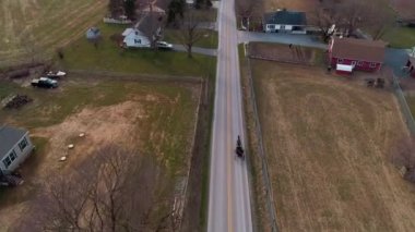 Bir drone tarafından görülen bir açık Amish Horse ve Buggy Trotting havadan görünümü