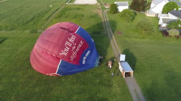 鸟在手 宾夕法尼亚州 2019年5月 热气球试图在风中发射 如无人机看到的鸟鸟鸟 — 图库视频影像