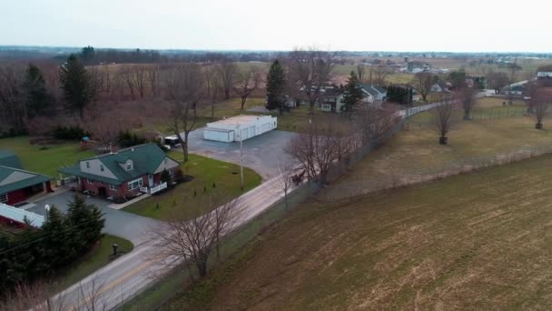 Bir Drone Tarafından Görülen Bir Açık Amish Horse Buggy Trotting — Stok video