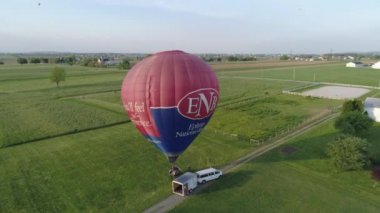 Kuş el, Pennsylvania, Mayıs 2019-bir drone tarafından seen bir rüzgar başlatmak için çalışıyor sıcak hava balonlar hava görünümü