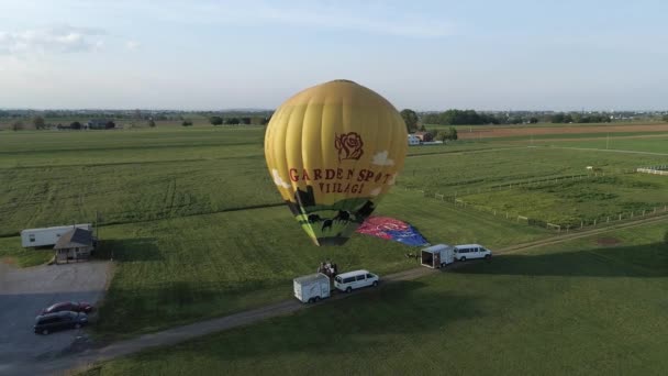 手の鳥 ペンシルベニア州 2019年5月 ドローンが見た風の中で打ち上げようとする熱気球の航空写真 — ストック動画