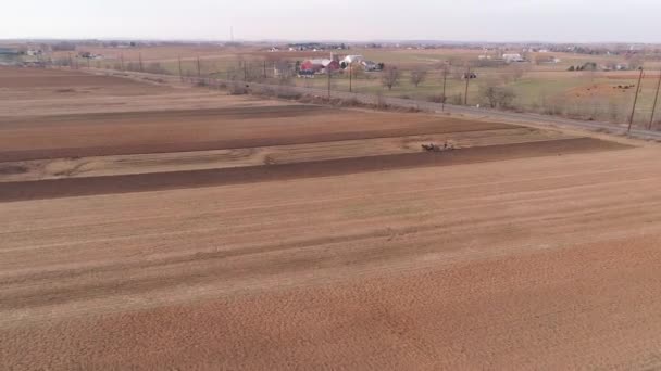 Satellitvy Amish Lantarbetare Turning Fältet Början Våren Som Ses Drone — Stockvideo