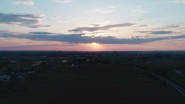 Flyg Utsikt Över Solnedgång Över Amish Farm Lands Som Ses — Stockvideo