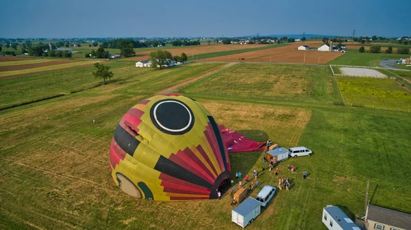 Luftaufnahme von Heißluftballons, die versuchen, in einem Wind als se zu starten — Stockfoto