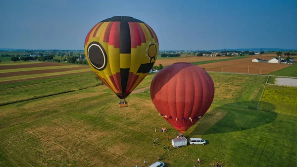 Luftaufnahme von Heißluftballons, die versuchen, im Wind zu starten, aus der Sicht einer Drohne — Stockfoto