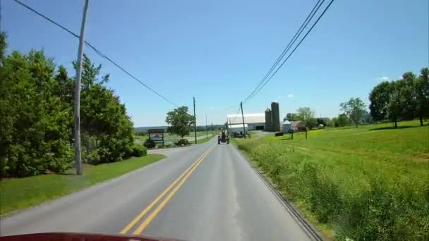 Driving Amish Countryside Came Amish Man Vintage Farm Tractor — Stock Video