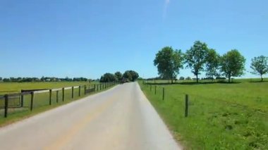Amish Countryside boyunca sürüş bir at ve Buggy Across geldi