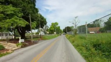 Amish kırsal boyunca sürüş bir at ve açık Buggy Amish erkekler arasında geldi