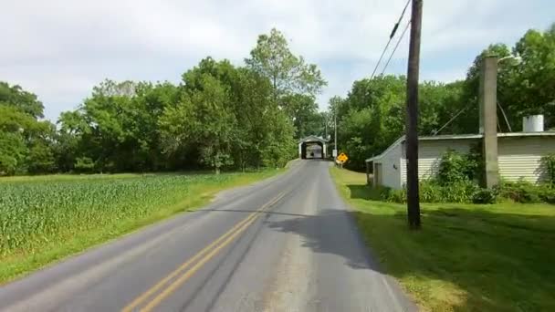 Dirigindo Longo Campo Amish Atravessou Uma Ponte Coberta Vintage Com — Vídeo de Stock