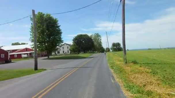 Guidare Lungo Campagna Amish Venuto Attraverso Ragazzo Amish Uno Scooter — Video Stock