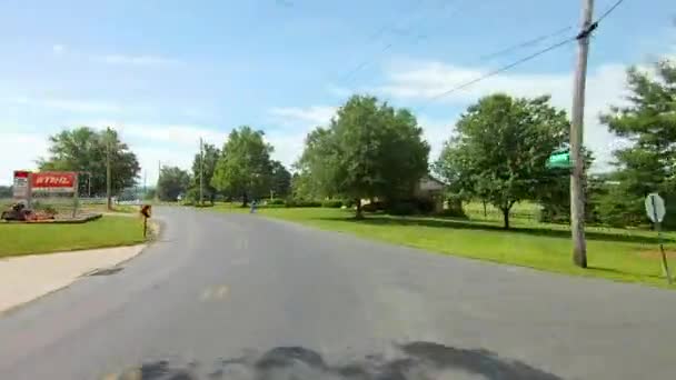 Conduzir Longo Campo Amish Veio Através Uma Menina Amish Scooter — Vídeo de Stock
