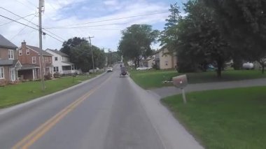 Amish kırsal boyunca sürüş 2 at ve arabaları Across geldi