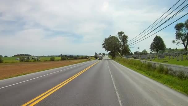 Condução Longo Campo Amish Veio Através Cavalo Buggy — Vídeo de Stock