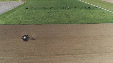 6 atlar ekibi Ile Amish çiftlik Işçisi hasat bahar Crop havadan görünümü