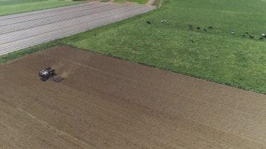 6 atlar ekibi Ile Amish çiftlik Işçisi hasat bahar Crop havadan görünümü