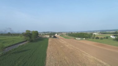 Amish kırsalının havadan görünümü gelmesi için bir buhar Lokomotive bekliyor