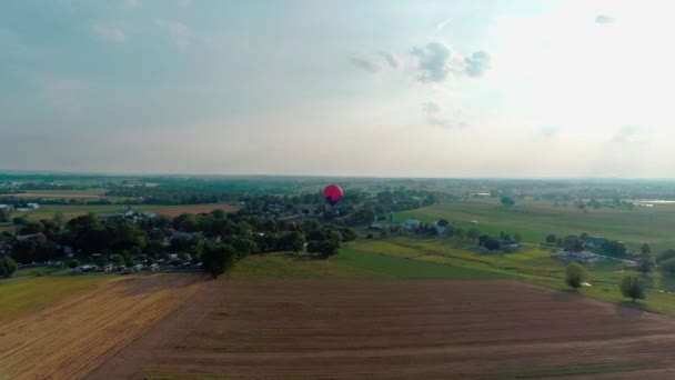 Vista Aérea Globo Aerostático Flotando Largo Campiña Amish — Vídeos de Stock