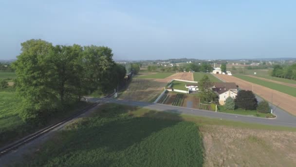 Letecký Pohled Amish Venkov Čeká Příjezd Parní Lokomotivy — Stock video