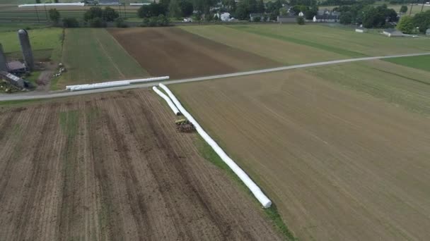 Flygfoto Amish Farmer Seeding Hans Fält Med Hästar — Stockvideo