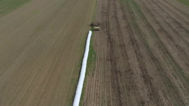 Luftaufnahme Eines Amischen Bauern Bei Der Aussaat Seines Feldes Mit — Stockvideo
