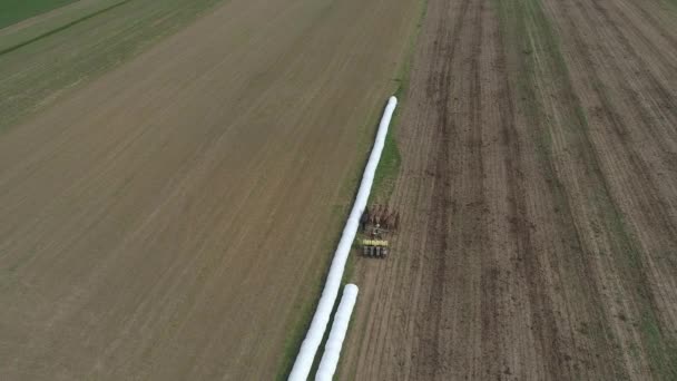 Vista Aérea Del Agricultor Amish Sembrando Campo Con Caballos — Vídeo de stock