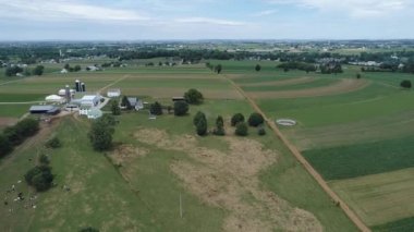 Demiryolu Raylı Sistem ile Amish Farm Land Havadan Görünümü