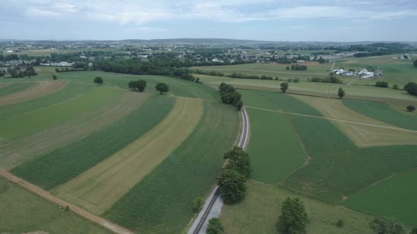 Flygfoto Amish Farm Land Med Järnväg Road Track — Stockvideo