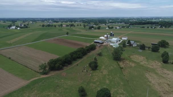 Vista Aérea Amish Farm Land Por Ferrocarril Road Track — Vídeos de Stock