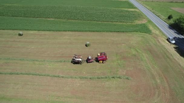 Vista Aérea Agricultor Amish Cosechando Cosecha Con Caballos Equipo Moderno — Vídeo de stock